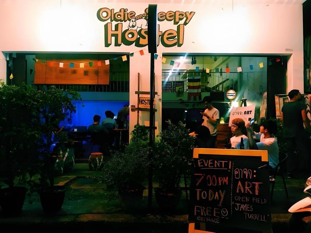 Oldie And Sleepy Hostel Udon Thani Buitenkant foto