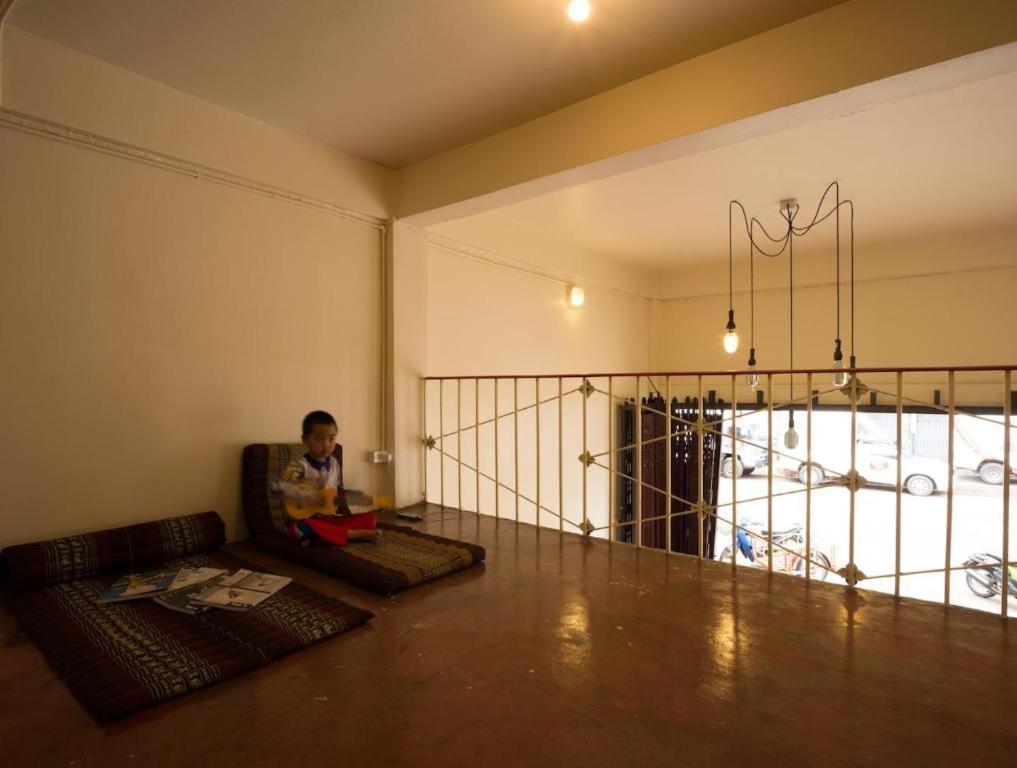 Oldie And Sleepy Hostel Udon Thani Buitenkant foto